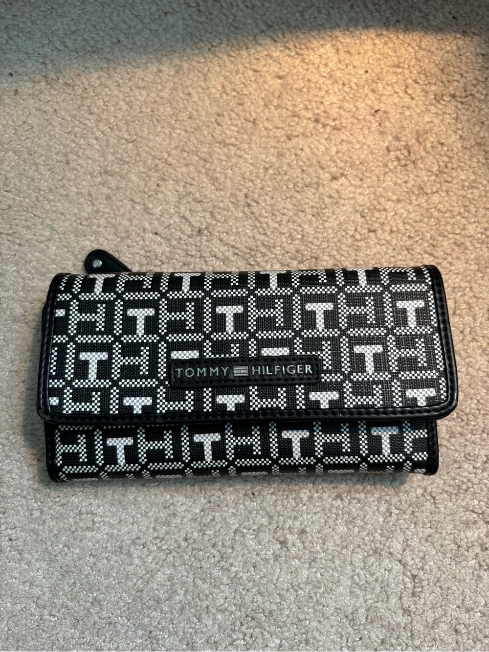 Tommy Hilfiger Black & White Logo Print Trifold Wallet